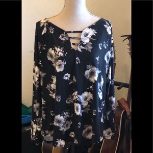 EUC Plus Eye Candy Black/white floral top soft 2X
